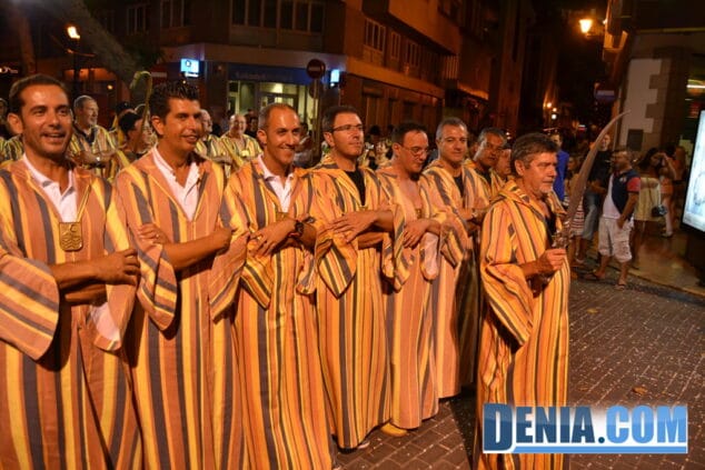 La entraeta festera completa el segundo día de fiestas de Moros y Cristianos de Dénia 34 35 Moros y Cristianos Dénia Entraeta festera Filà Wallies
