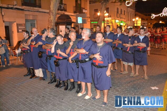 36 El Bando cristiano desfila por la calle Campos de Dénia