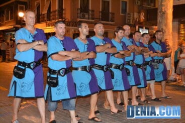 La Filà Creuats desfila por las calles de Dénia en la noche de la recepción cristiana