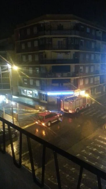 Bomberos durante las lluvias en la Calle Patricio Ferrándiz – Foto Vanesa Alej C G