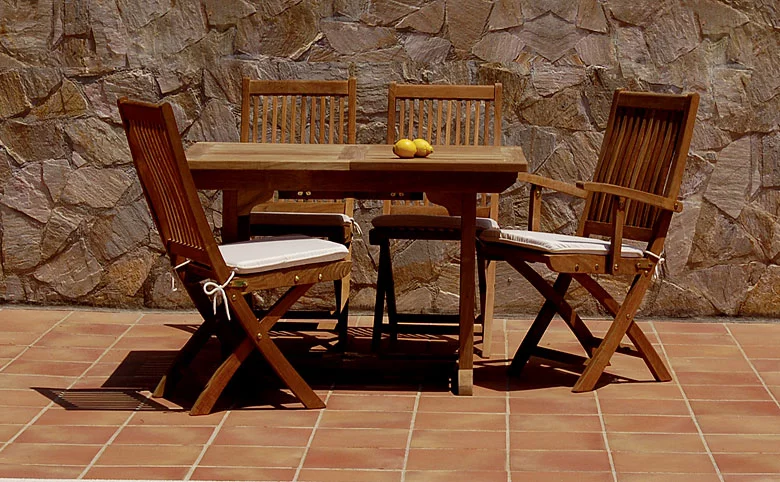 Conjunto mesa y sillas de teca para exterior, terrazas, jardines y balcones.
