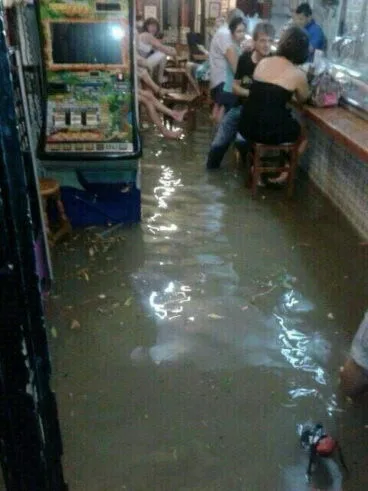 El agua inunda un restaurante en Dénia