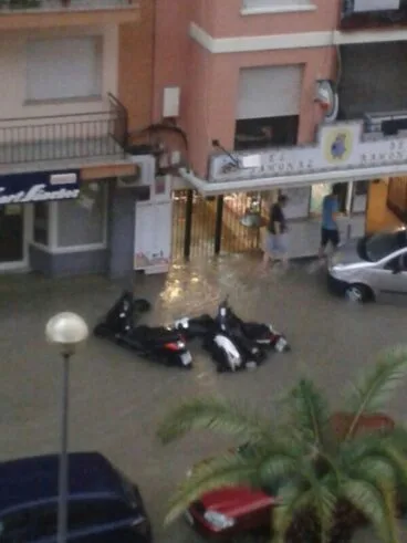 Entrada de El Jamonal de Ramonet inundada