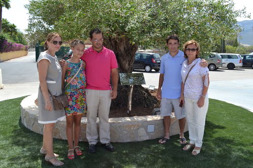 La Familia Periañez junto a la placa en recuerdo de su padre