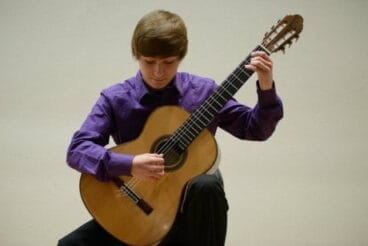 Guitarrista Hugo Moltó dianense de reconocido prestigio a la guitarra clásica