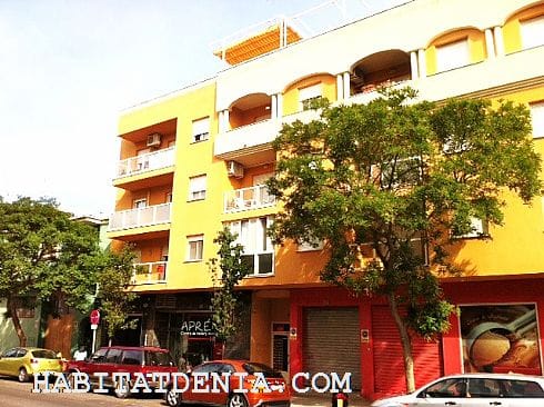 Habitat Dénia, Piso céntrico en buen estado y amueblado con dos dormitorios y dos baños