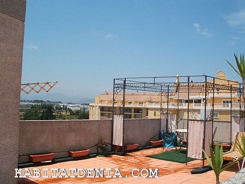 Habitat Dénia, alquiler anual Ático en zona céntrica con gran terraza descubierta y vistas increíbles a la montaña