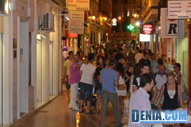 La Noche Abierta se consolida como un éxito para el comercio local dianense 9 La calle Cop durante la Noche Abierta de Dénia