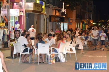 La calle Diana durante la Noche Abierta de Dénia