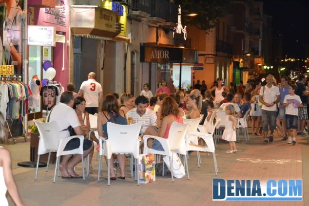 La Noche Abierta se consolida como un éxito para el comercio local dianense 10 La calle Diana durante la Noche Abierta de Dénia