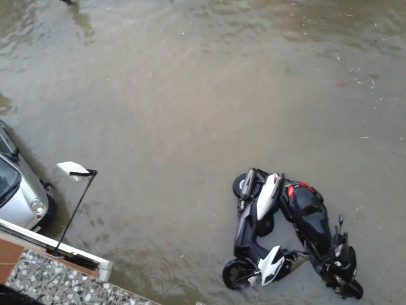 La lluvia tira unas motos en el Paseo del saladar de Dénia