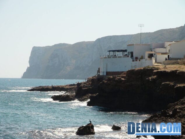 Les Rotes con el Restaurante Mena al fondo