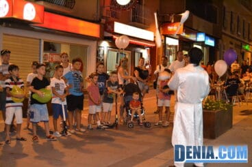 Malabaristas durante la Noche Abierta de Dénia