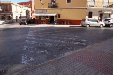 Paso para peatones desgastado y borrado por el tiempo en Plaza Valgamedios