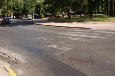 Paso para peatones en mal estado en la Plaza Jaume I plaza París de Dénia muy cerca de una zona infantil