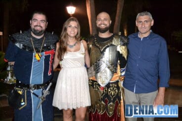 Pregón de Moros y Cristianos Dénia 2013 58 – Cena de gala – Sara Femenía y Jaume Bertomeu con los capitanes 2013
