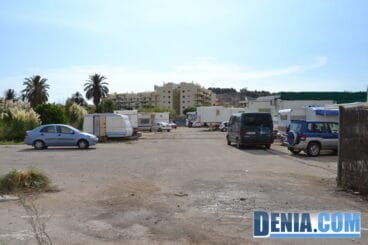 Solar en Les Marines de Dénia donde acampan los feriantes