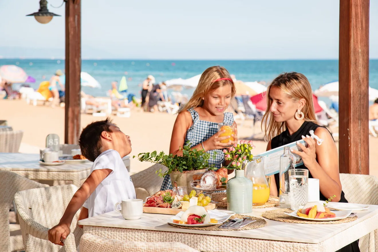 Desayuno frente al mar en Dénia - Hotel Los Ángeles