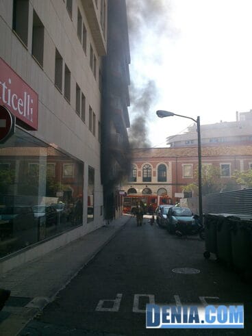 Densa humareda provocada por el incendio de un transformador en Dénia