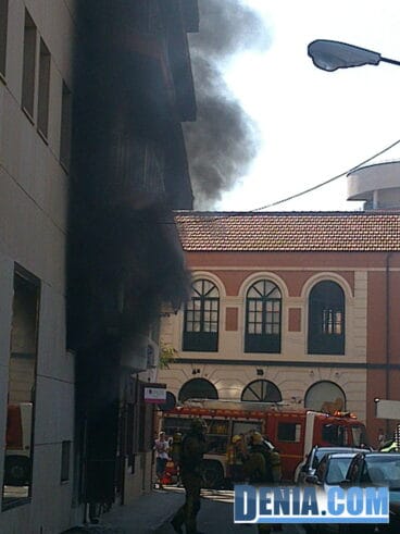 Los Bomberos trabajan en la extinción de un incendio en Dénia