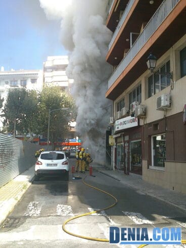Extinción de un incendio en la calle Estació de Dénia