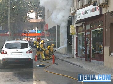 Efectivos del parque comarcal de bomberos extinguen un incendio en Dénia