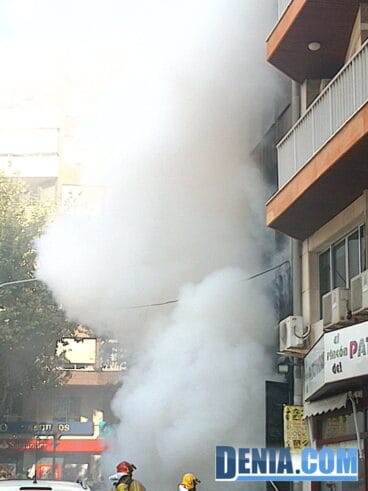 Humo provocado por el incendio de un transformador en Dénia