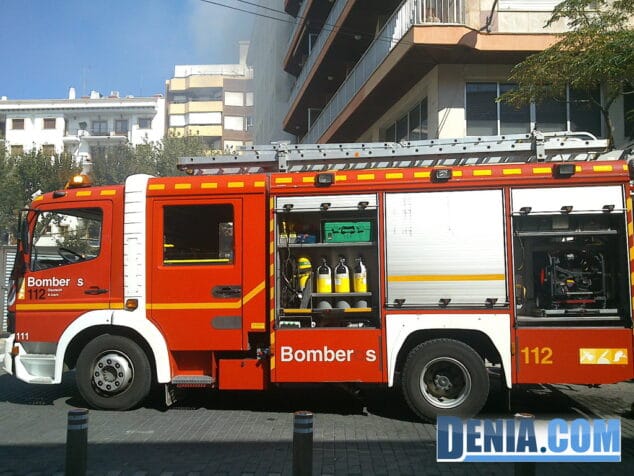 08 Camión de bomberos en el incendio de un transformador en Dénia
