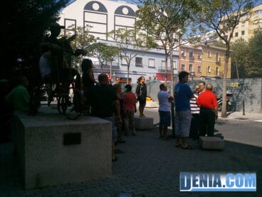 Numerosos curiosos en el incendio de un transformador en la calle Estació de Dénia