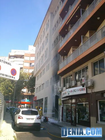 Restos de humo en la calle Estació de Dénia