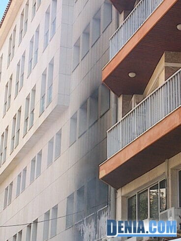 Restos de humo en la calle Estació de Dénia