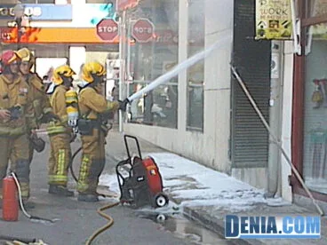 Bomberos en el incendio de un transformador en dénia