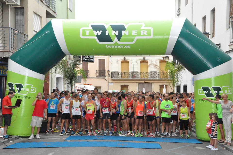 Multitud de atletas en línea de salida