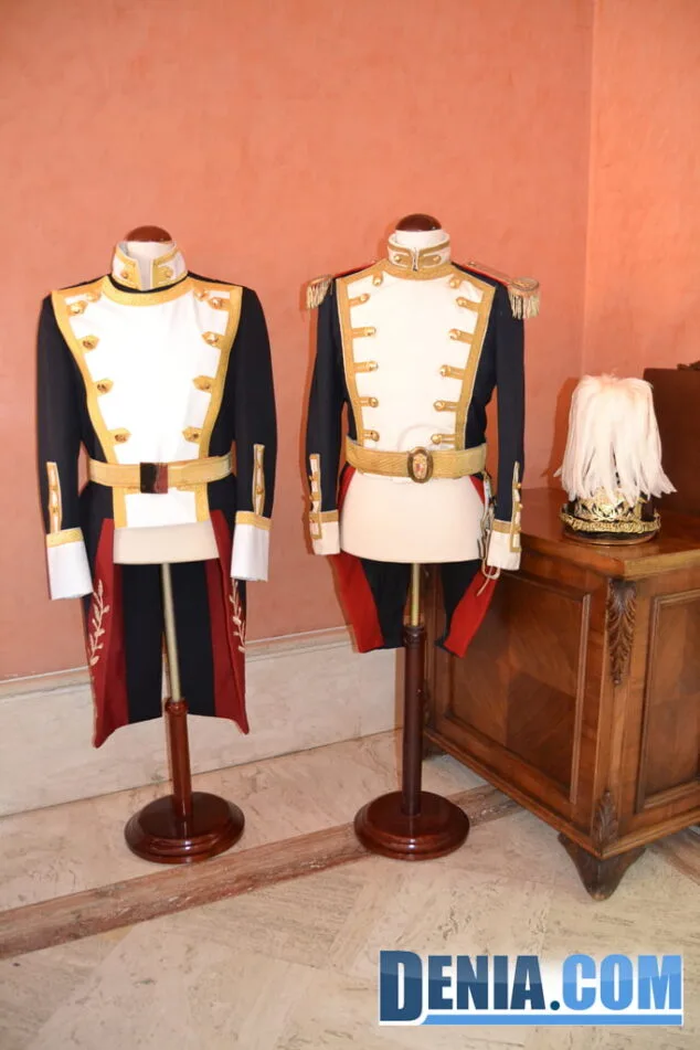 Adaptación del nuevo uniforme de gran gala de la Policía Local de Dénia