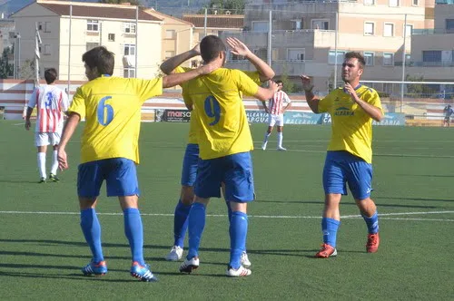 El derbi de la comarca se lo llevó el CD. Dénia al ganar al CD. Jávea por 2 a 1 7 Armando felicitado por sus compañeros
