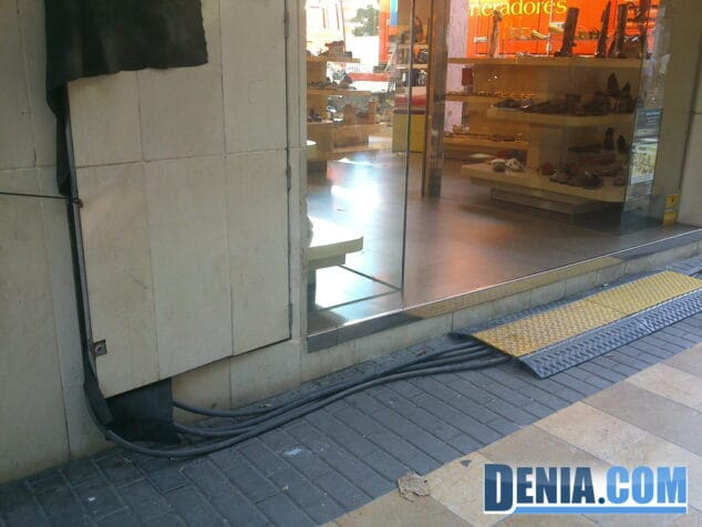 Arreglos para que los comercios tengan luz tras el incendio en Dénia