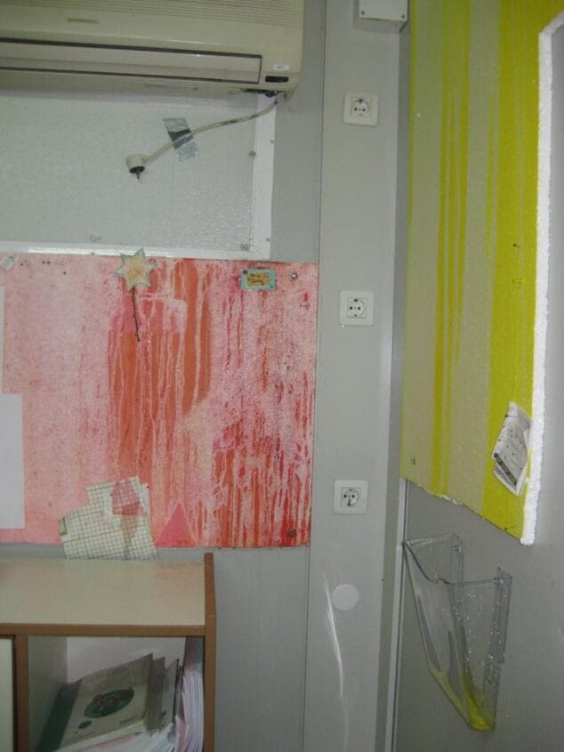 Destrozos de las lluvias en una de las aulas del colegio de La Xara