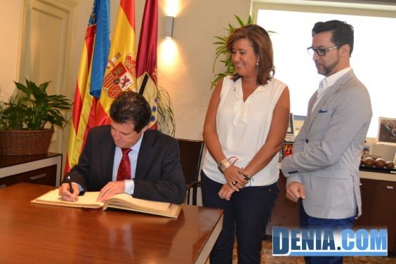 El vicepresidente José Ciscar firma en el libro de honor de la ciudad de Dénia