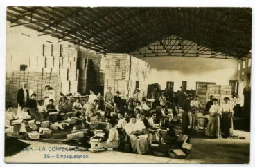 Empaquetando pasa en el almacén