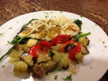 En Restaurante Club de Tenis, cocina mediterránea con ingredientes naturales tradicionales.