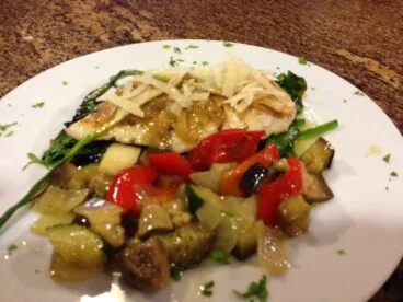 En Restaurante Club de Tenis, cocina mediterránea con ingredientes naturales tradicionales.