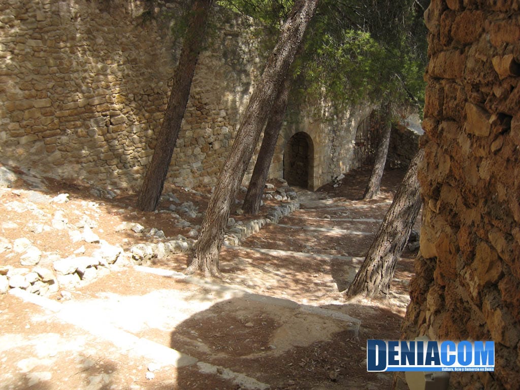 Escaleras de bajada al vergel inferior del Castillo de Dénia