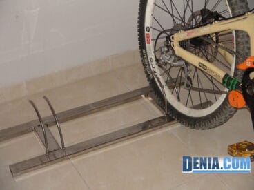 Ferrería Paco Moll, aparca bicis hecho a mano de acero inoxidable