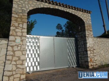 Ferrería Paco Moll, pertas de entrada de acero inoxidable hechas a mano