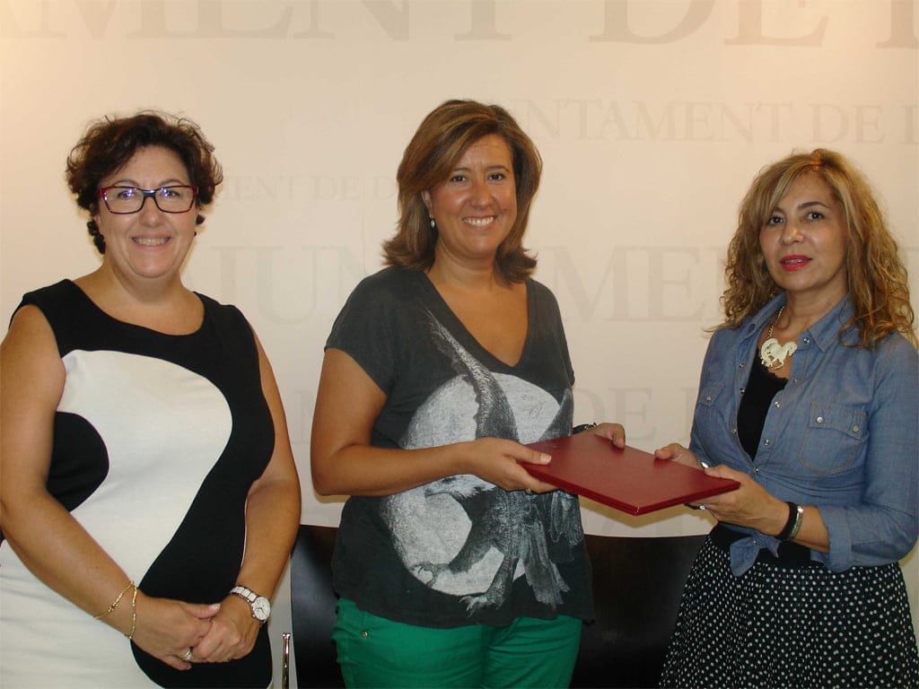 Firma de la cesión de dos inmuebles para Aprosdeco en la calle Moncada de Dénia