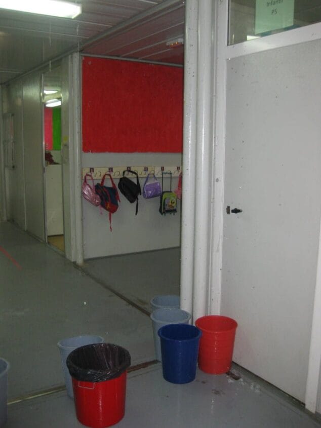 Goteras en el interior del colegio de La Xara