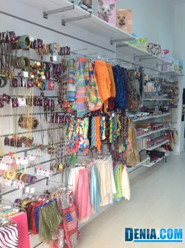 Fröhlicher und lustiger Schmuck und Schals in Dénia