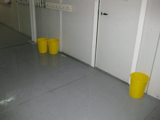 Interior del colegio de la Xara tras las lluvias