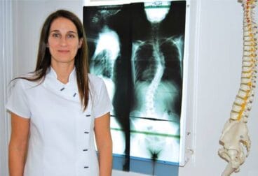 La doctora Virgine Robin trata la Escoliosis