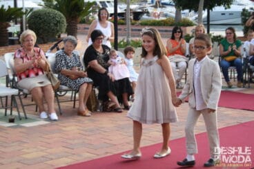 Leyre y Joan en el desfile de moda de la Falla Oeste
